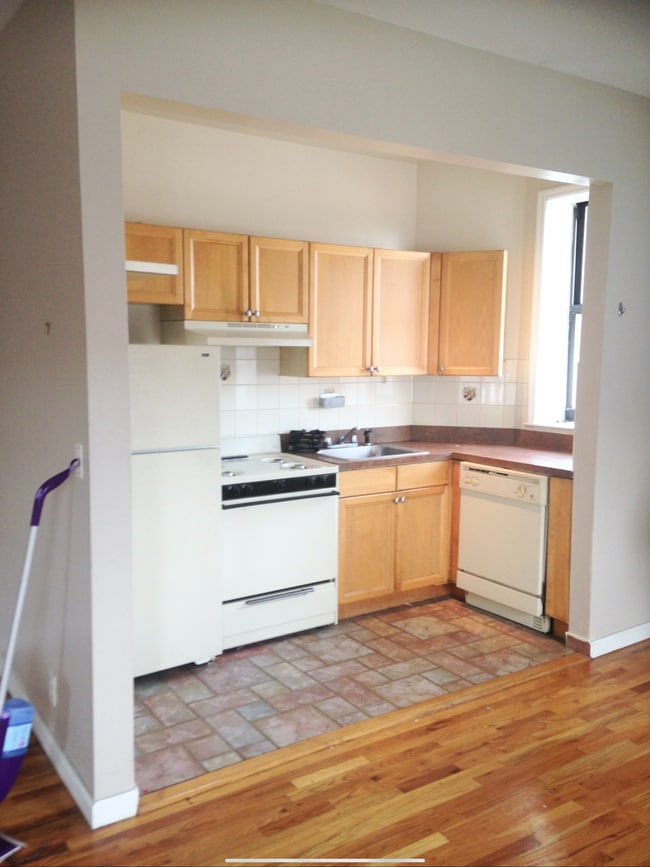 2139 28th St, Unit 1 in Astoria, NY - Building Photo - Building Photo