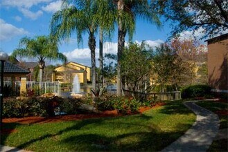 5737 Gatlin Ave in Orlando, FL - Foto de edificio - Building Photo