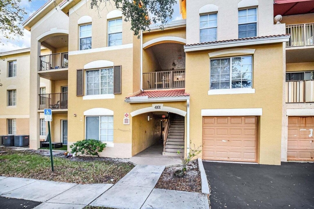 4101 San Marino Blvd in West Palm Beach, FL - Building Photo
