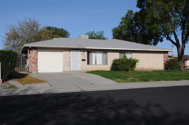 498 W Hintz Ave in Tracy, CA - Building Photo - Building Photo