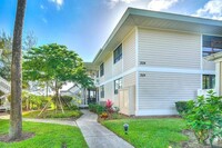 319 Golfview Cir in Stuart, FL - Foto de edificio - Building Photo