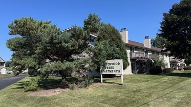 Cottonwood Creek Apartments in Menasha, WI - Building Photo - Building Photo
