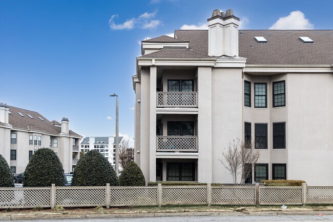 Harbour Point Condominiums in Virginia Beach, VA - Building Photo - Building Photo