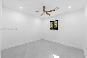 1713 Lauderdale Manor Dr in Fort Lauderdale, FL - Building Photo - Building Photo
