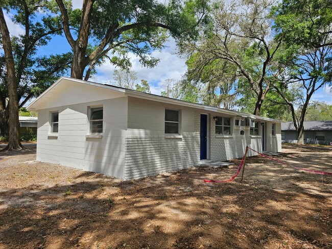 5322 Pine St in Seffner, FL - Building Photo - Building Photo