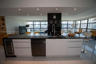 600 Parkview Dr in Hallandale Beach, FL - Building Photo - Building Photo