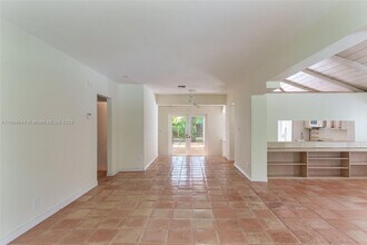 2330 Tequesta Ln in Miami, FL - Building Photo - Building Photo