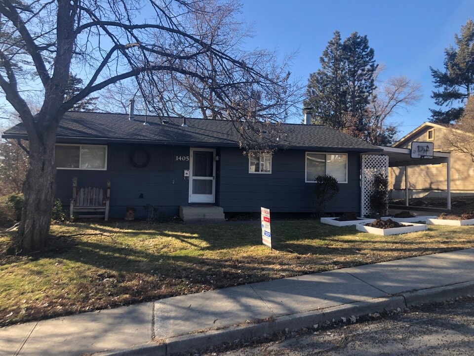 1405 NW Clifford St in Pullman, WA - Foto de edificio