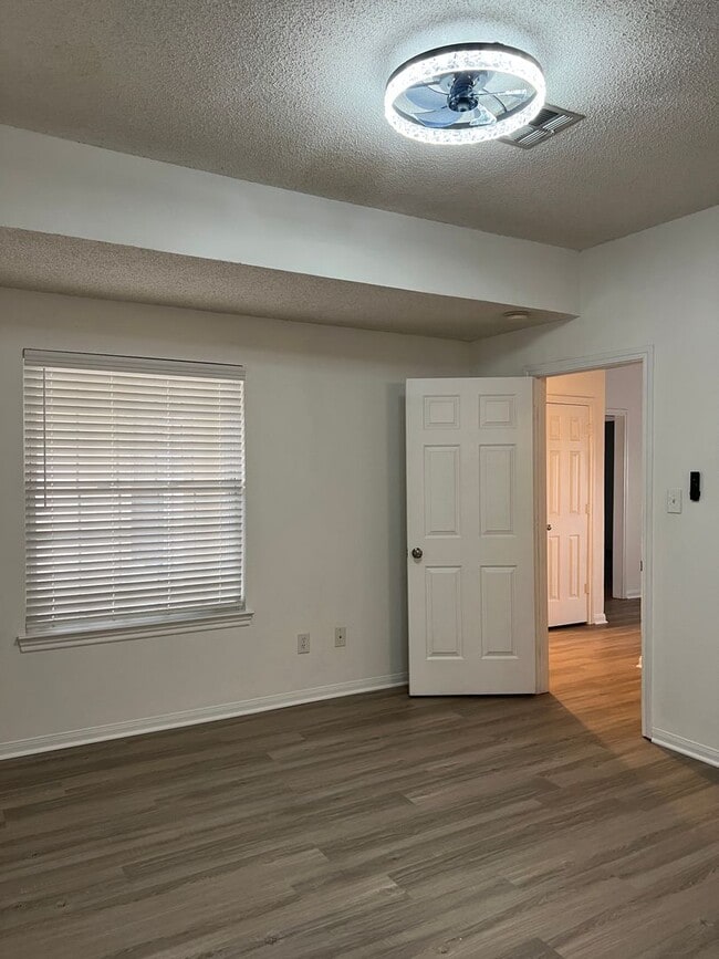 property at 714 Parkview Cir