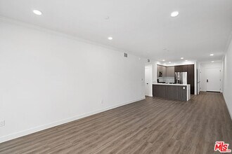 6144 Whitsett Ave in Los Angeles, CA - Building Photo - Building Photo