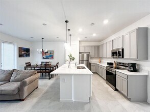 868 Longboat Dr in Davenport, FL - Foto de edificio - Building Photo