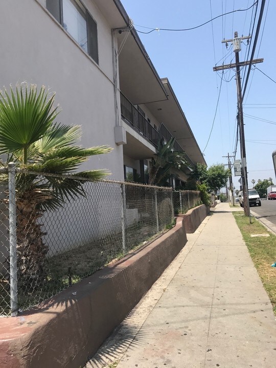 2302 E 6th St in Los Angeles, CA - Building Photo