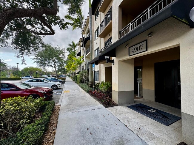 4907 Midtown Ln in Palm Beach Gardens, FL - Building Photo - Building Photo