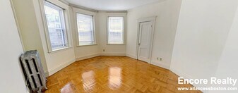 16 Queensberry St in Boston, MA - Building Photo