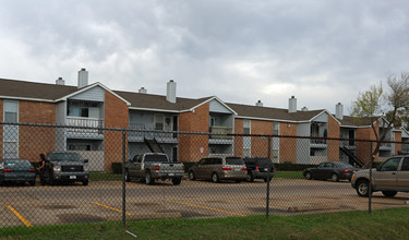 Breckenridge Court in Houston, TX - Building Photo - Building Photo