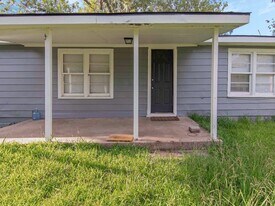 152 Walnut Dr in Richwood, TX - Building Photo