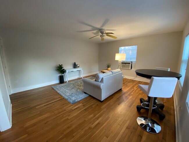 1620 Branard St in Houston, TX - Building Photo - Building Photo