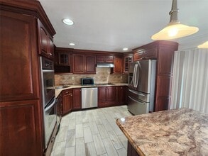 55 Holiday Park Dr in Centereach, NY - Foto de edificio - Building Photo