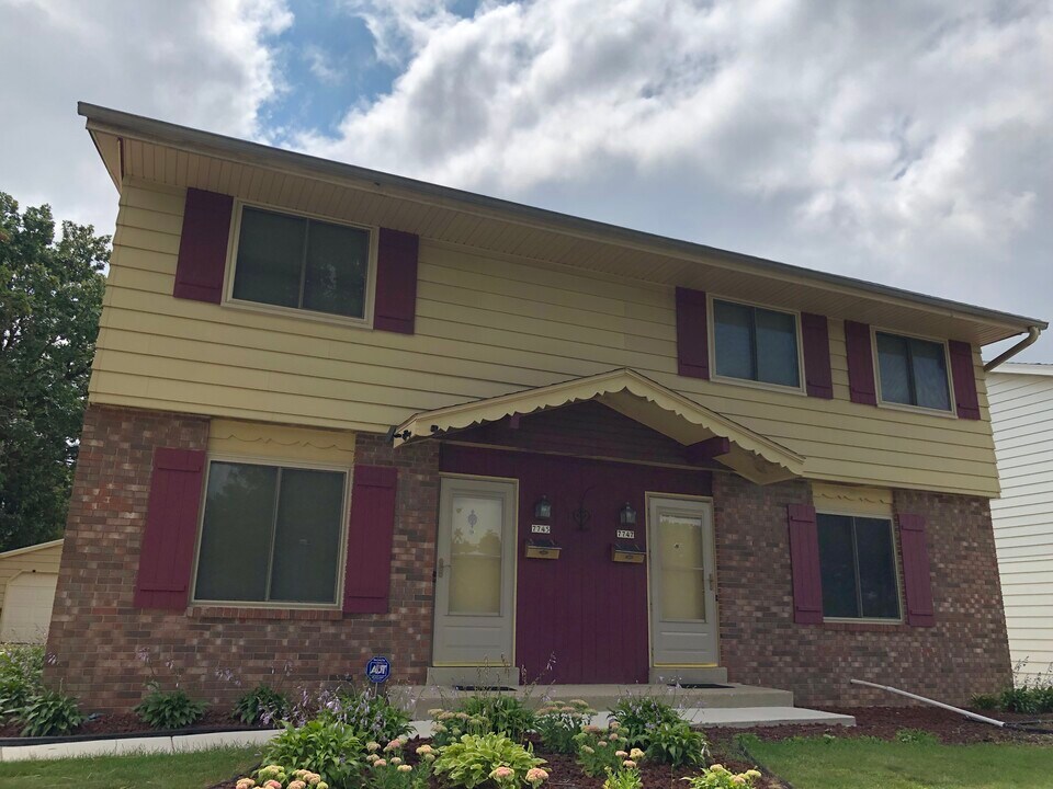 7747 W Beloit Rd in West Allis, WI - Foto de edificio