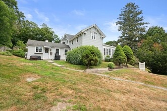 274 Bloomingdale Rd in Waterford, CT - Foto de edificio - Building Photo