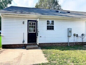 107 W McIver St, Unit B in Zebulon, NC - Building Photo - Building Photo
