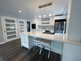 6153 Kalaniana?ole Hwy in Honolulu, HI - Building Photo