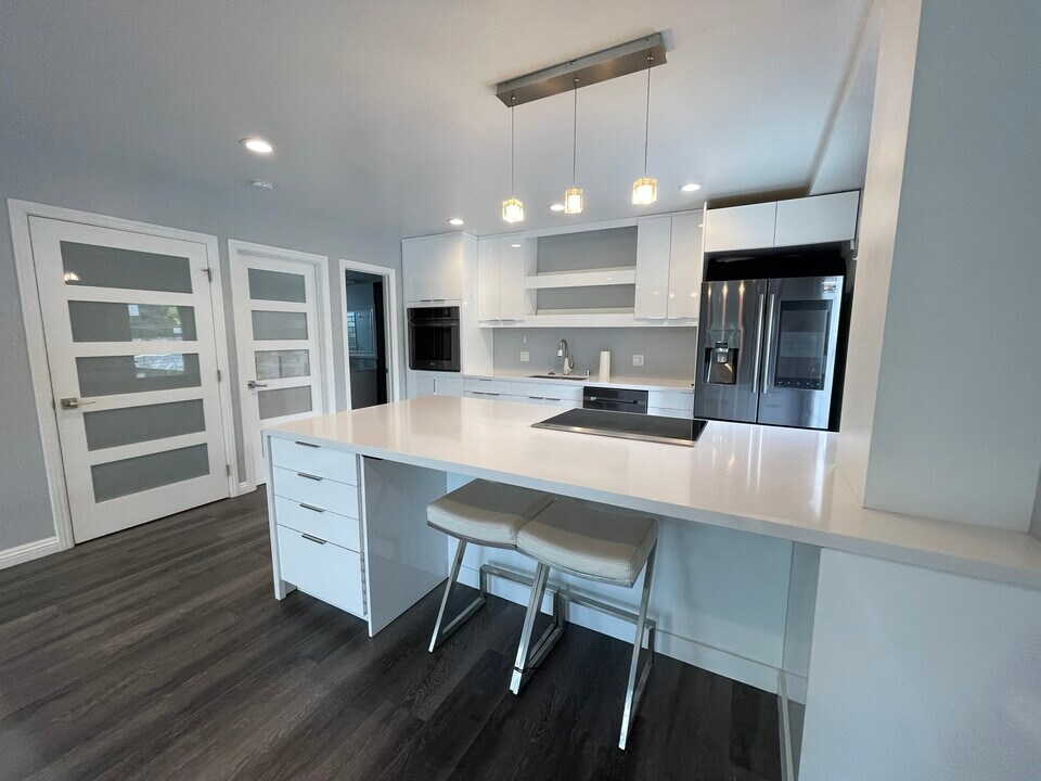 6153 Kalaniana?ole Hwy in Honolulu, HI - Building Photo