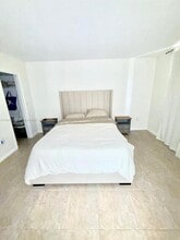 2930 Point East Dr in Aventura, FL - Foto de edificio - Building Photo