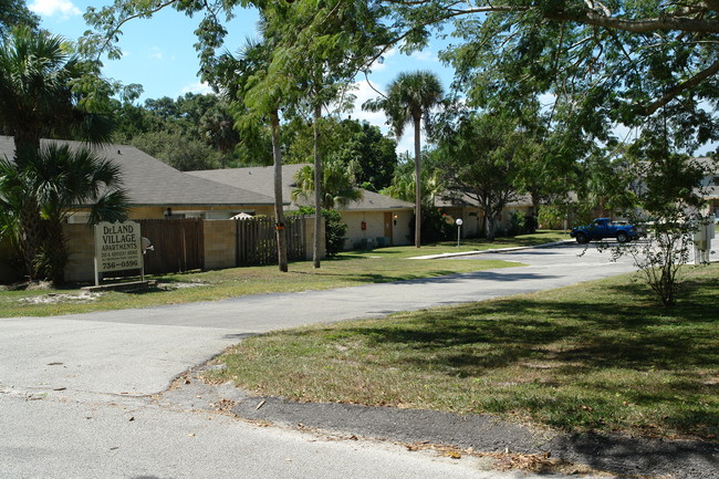 Deland Village Apartments in DeLand, FL - Foto de edificio - Building Photo