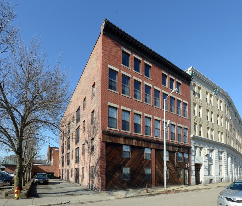 19 Railroad Ave in Attleboro, MA - Foto de edificio