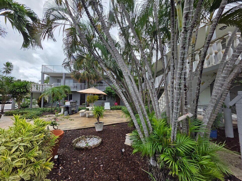201 S Lakeside Dr in Lake Worth Beach, FL - Building Photo