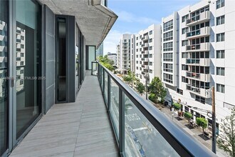 201 SW 17th Rd, Unit 502 in Miami, FL - Foto de edificio - Building Photo