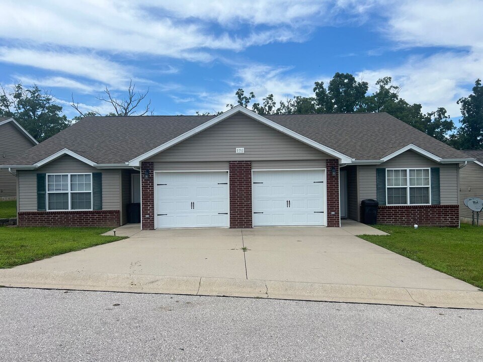 196 Lyle Curtis Cir in Waynesville, MO - Building Photo