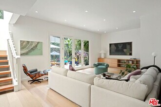 2418 Canyon Oak Dr in Los Angeles, CA - Building Photo - Building Photo