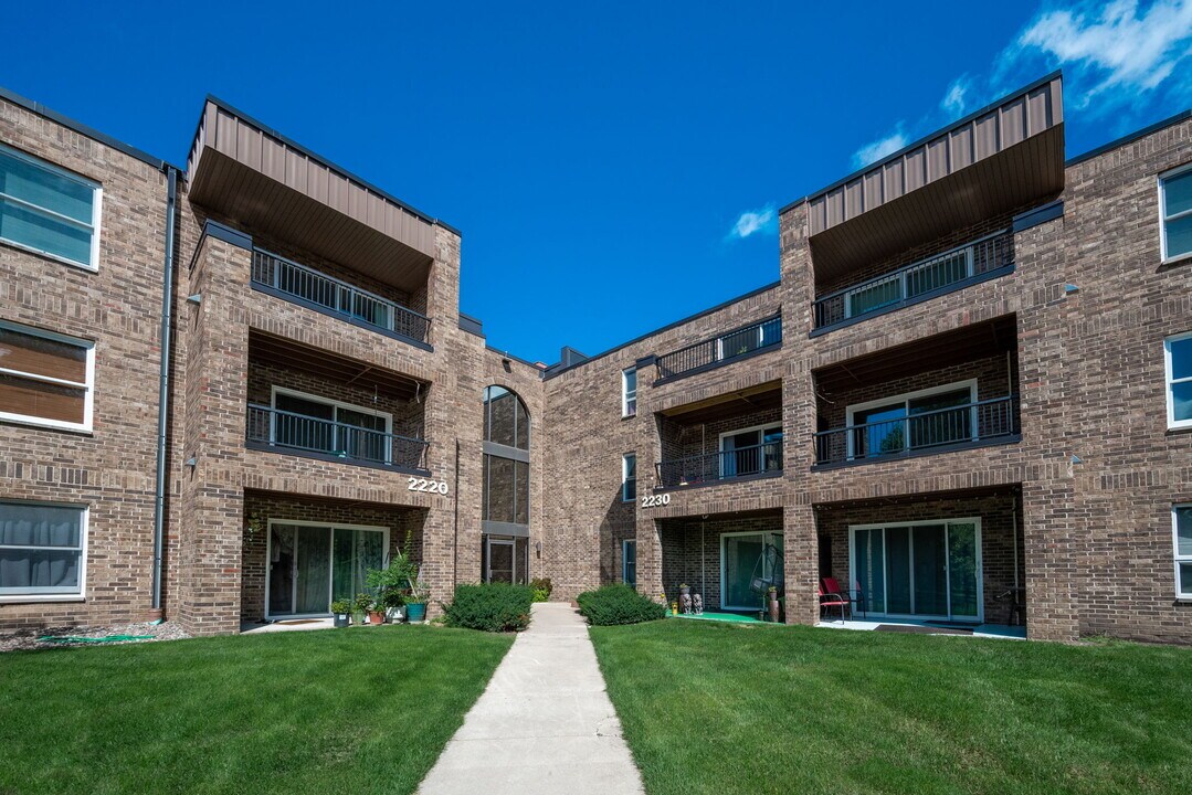 2220 Midland Grove Rd, Unit 302 in Roseville, MN - Building Photo