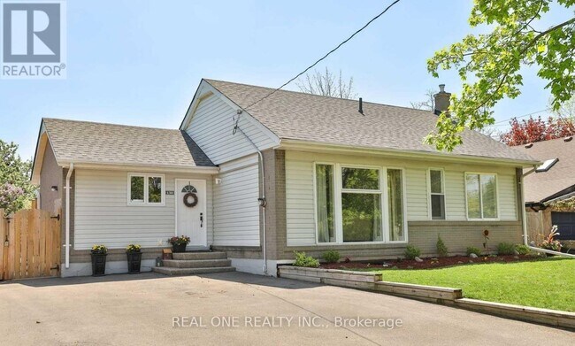 130 Mayfield Dr in Oakville, ON - Building Photo - Building Photo