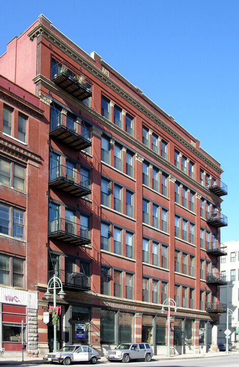 Riverwalk Plaza in Milwaukee, WI - Building Photo