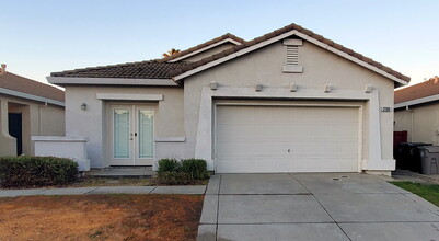 2138 Paul Courter Way in Sacramento, CA - Building Photo - Building Photo