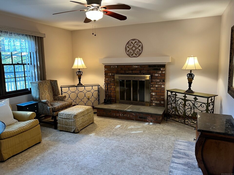 4 Santa Ln in New Milford, CT - Building Photo