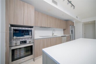 201 SW 17th Rd, Unit 701 in Miami, FL - Foto de edificio - Building Photo