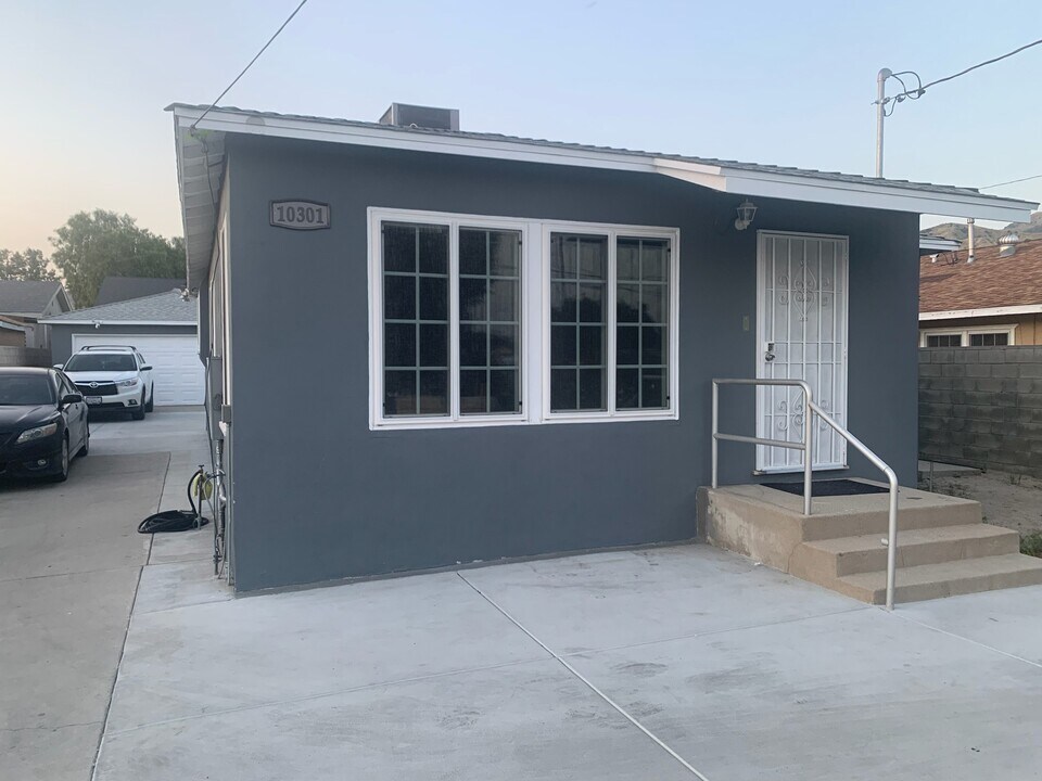10301 Arminta St in Sun Valley, CA - Building Photo