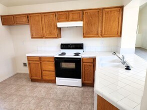 2327 E Goshen Ave in Fresno, CA - Building Photo - Building Photo