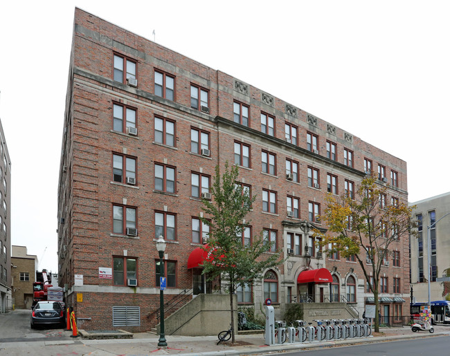 Langdon Hall Apartments in Madison, WI - Foto de edificio - Building Photo