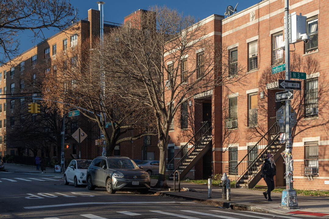 258 Bedford Ave in Brooklyn, NY - Building Photo