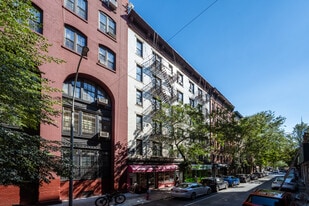 132-134 Thompson St in New York, NY - Building Photo