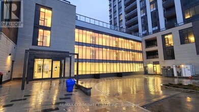 705 Davis Dr in Newmarket, ON - Building Photo - Building Photo