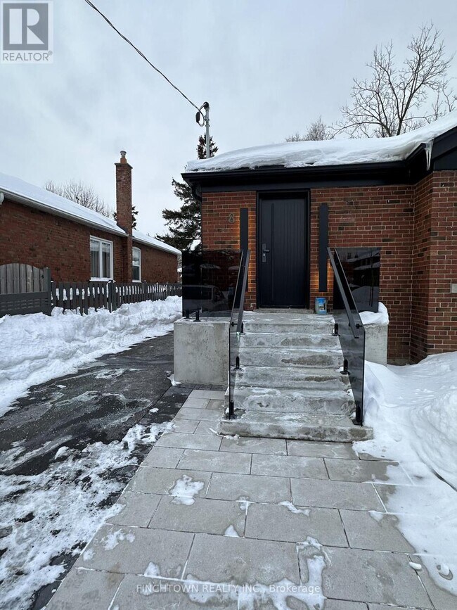 8 Yarn Rd in Toronto, ON - Building Photo - Building Photo