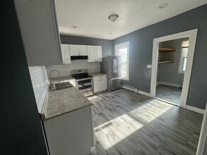 47 Vineyard St, Unit 2 in Providence, RI - Foto de edificio - Building Photo