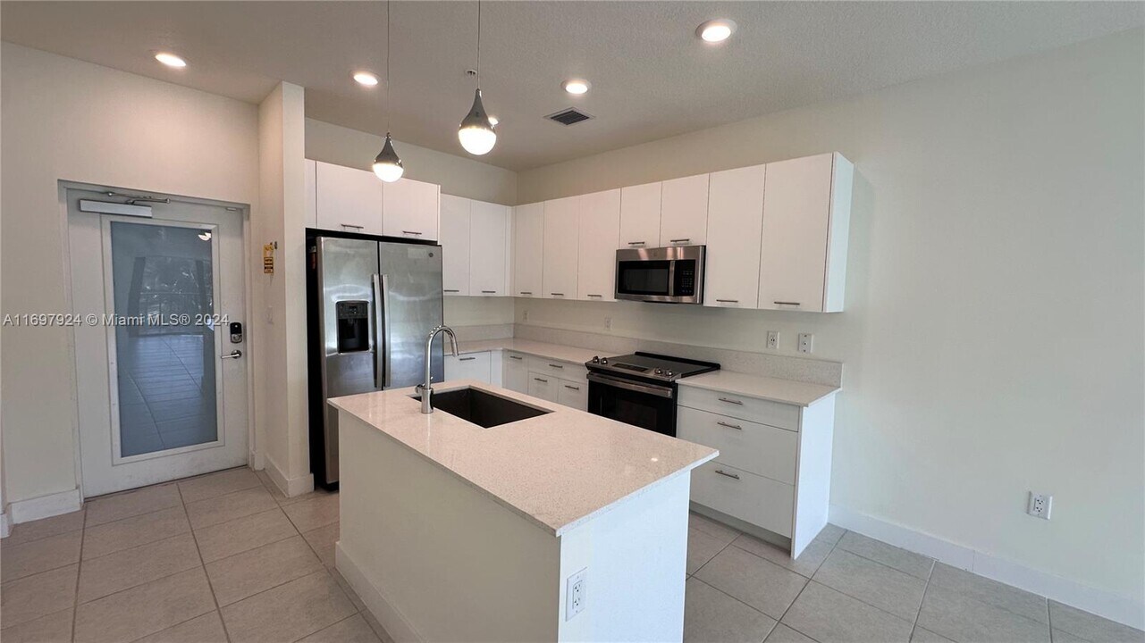 8301 NW 41st St in Doral, FL - Foto de edificio