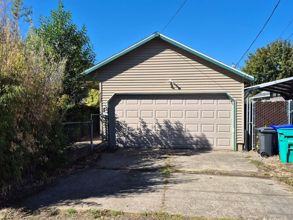 7137 SE 68th Ave in Portland, OR - Building Photo